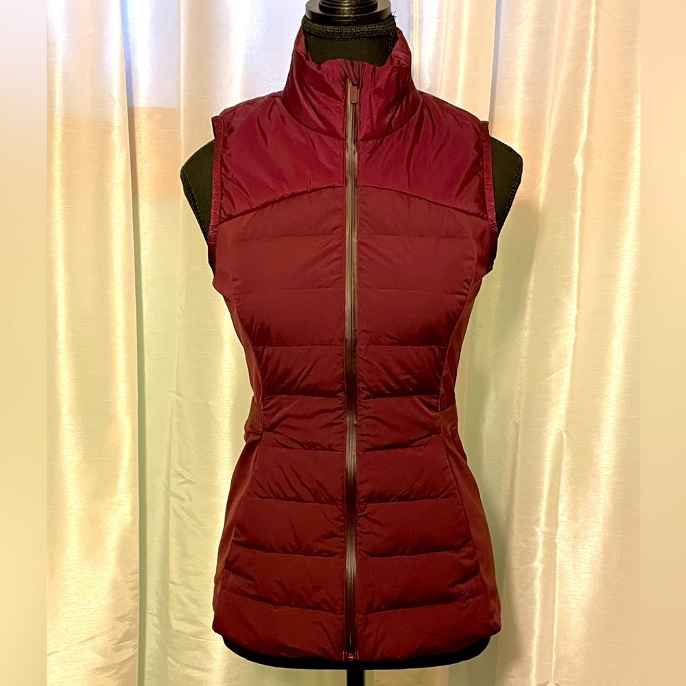 Lululemon Womens Light Puffer Vest Size 2 in Burgundy.